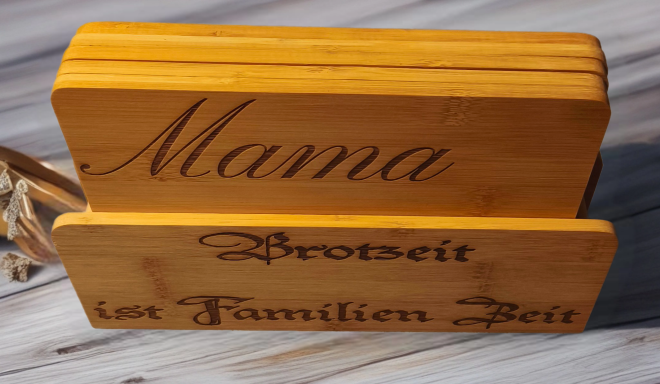 Holzschild mit der Aufschrift "Mama" und "Brotzeit für die Familie" in dekorativer Schrift.