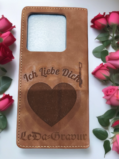 Braunes Handyetui mit Herz und dem Text "Ich liebe Dich" in elegantem Design.