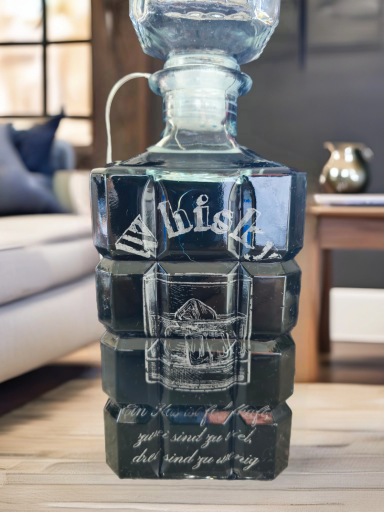 Glasflasche mit der Aufschrift „Whiskey“ und dekorativen Details.
